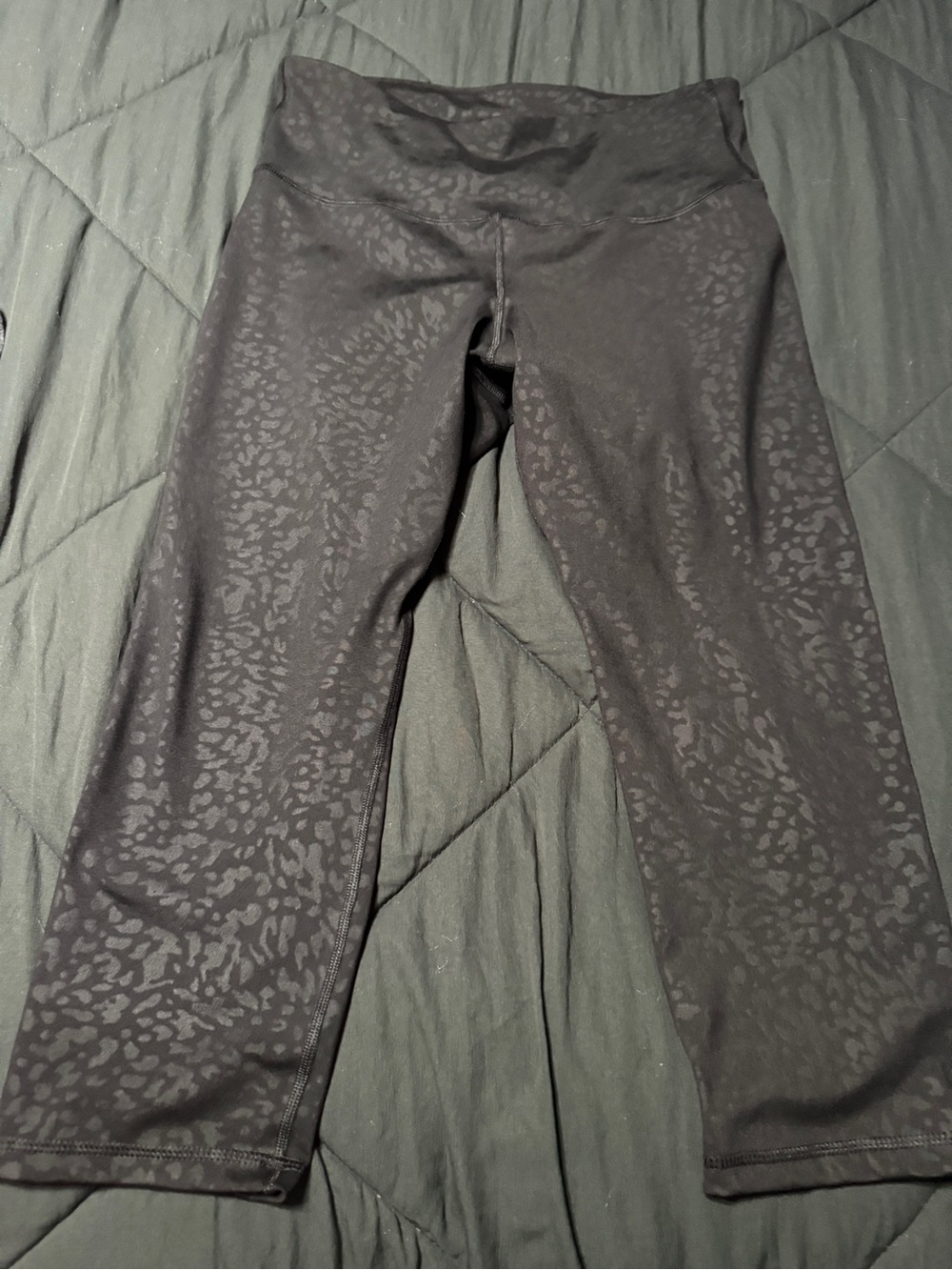 Old Navy Black Subtle Animal-Print Cropped Yoga Pants